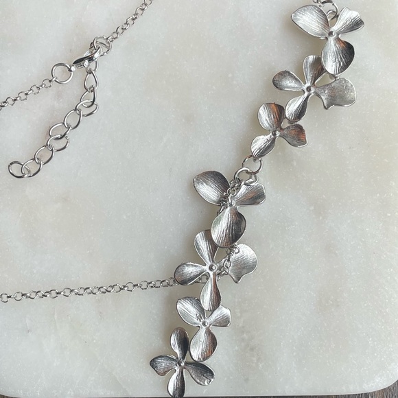 ♥ Silver Flower Necklace ❤️ - Picture 3 of 5